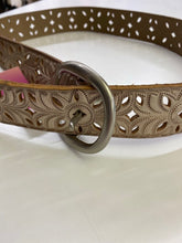 Load image into Gallery viewer, Fossil leather belt L
