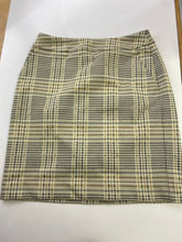 Load image into Gallery viewer, Cabi plaid skirt 8
