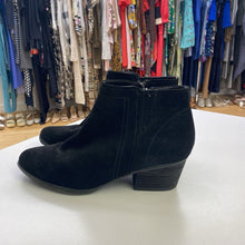 Load image into Gallery viewer, Blondo suede ankle boots 8
