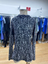 Load image into Gallery viewer, Lululemon 1/4 zip top 10
