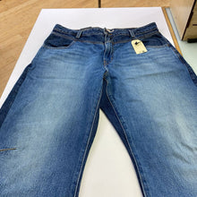 Load image into Gallery viewer, Levis Baggy Dad Barrel jeans NWT 32
