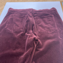 Load image into Gallery viewer, Banana Republic Corduroy jeans 32
