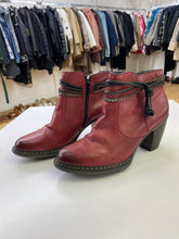 Load image into Gallery viewer, Sena cowboy booties 39
