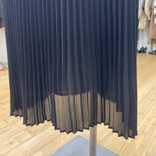 Load image into Gallery viewer, Babaton pleated skirt M

