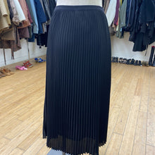 Load image into Gallery viewer, Babaton pleated skirt M

