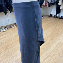 Load image into Gallery viewer, Lululemon modal pull on skirt M
