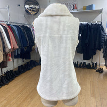 Load image into Gallery viewer, Columbia fuzzy vest M
