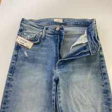Load image into Gallery viewer, Mother cropped jeans 26
