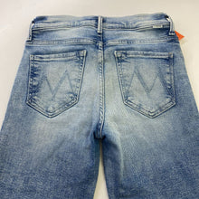 Load image into Gallery viewer, Mother cropped jeans 26
