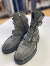 Load image into Gallery viewer, La Canadienne suede boots 36.5
