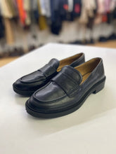 Load image into Gallery viewer, Crown Vintage leather loafers 7
