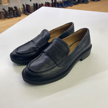 Load image into Gallery viewer, Crown Vintage leather loafers 7
