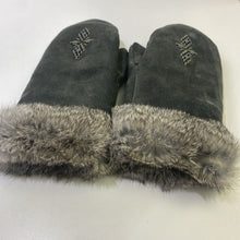 Load image into Gallery viewer, Manitobah Mukluk Suede mittens
