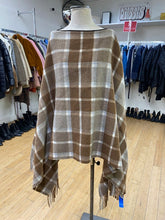 Load image into Gallery viewer, Banana Republic shawl
