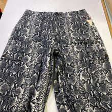 Load image into Gallery viewer, Alice &amp; Olivia cargo jogger jeans 27
