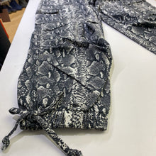 Load image into Gallery viewer, Alice &amp; Olivia cargo jogger jeans 27
