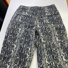 Load image into Gallery viewer, Alice &amp; Olivia cargo jogger jeans 27
