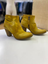 Load image into Gallery viewer, MJUS booties 7 (as is)
