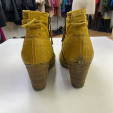 Load image into Gallery viewer, MJUS booties 7 (as is)
