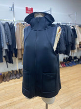 Load image into Gallery viewer, Under Armour vest M
