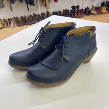 Load image into Gallery viewer, EL Natura Lista pleather shooties 40
