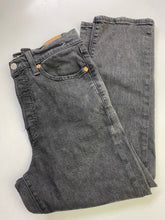 Load image into Gallery viewer, Levis Wedgie Straight jeans 31
