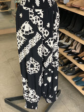Load image into Gallery viewer, Anthropologie Pants M
