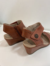 Load image into Gallery viewer, Earth wedge sandals 8.5
