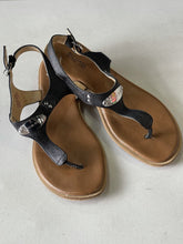 Load image into Gallery viewer, Michael Kors thong sandals 7
