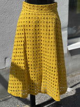 Load image into Gallery viewer, H&amp;M Lined Circle Cutout Skirt 6
