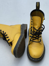 Load image into Gallery viewer, Dr. Martens boots 7 (as is)
