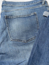 Load image into Gallery viewer, Banana Republic (outlet) Girlfriend Jean 31/12
