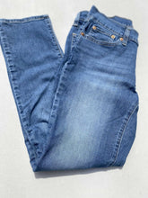 Load image into Gallery viewer, Levis Boyfriend Jeans 27

