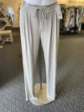 Load image into Gallery viewer, Jorli pull on pants NWT M
