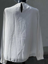 Load image into Gallery viewer, Banana Republic (outlet) sheer pleated top MBanana Republic (outlet) sheer pleated top M
