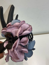 Load image into Gallery viewer, Floral hair clip

