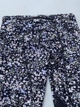 Load image into Gallery viewer, Lululemon Cropped Floral Leggings 2
