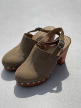 Load image into Gallery viewer, Lucky Brand Clog Heels 7
