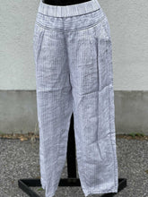 Load image into Gallery viewer, Hei Hei Linen Striped Pants M
