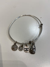 Load image into Gallery viewer, Alex &amp; Ani shell pendant bracelet
