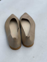 Load image into Gallery viewer, Everlane Flats 10.5
