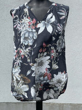 Load image into Gallery viewer, Soya Concept Floral Top S
