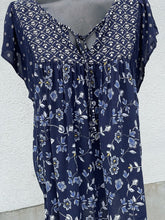 Load image into Gallery viewer, Gap Floral Top Short Sleeve L
