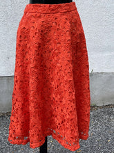 Load image into Gallery viewer, Banana Republic Lace overlay Skirt 8
