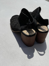 Load image into Gallery viewer, Vince Camuto Sandals 10.5
