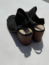 Load image into Gallery viewer, Vince Camuto Sandals 10.5
