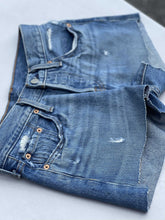 Load image into Gallery viewer, Levis 501 Shorts 25
