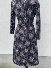 Load image into Gallery viewer, Banana Republic (outlet) Wrap Dress XS
