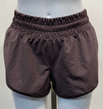 Load image into Gallery viewer, Lululemon shorts w liner 6
