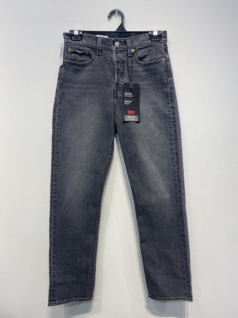 Levis Premium Wedgie Straight jeans NWT 26
